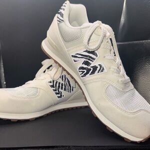 New Balance Cream and Black Zebra-Accent Women's Sneakers - Sz 6